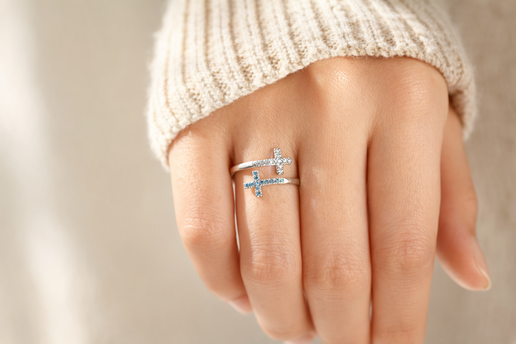 Anneau Croix Cristaux – Minimalisme Sacré & Élégant