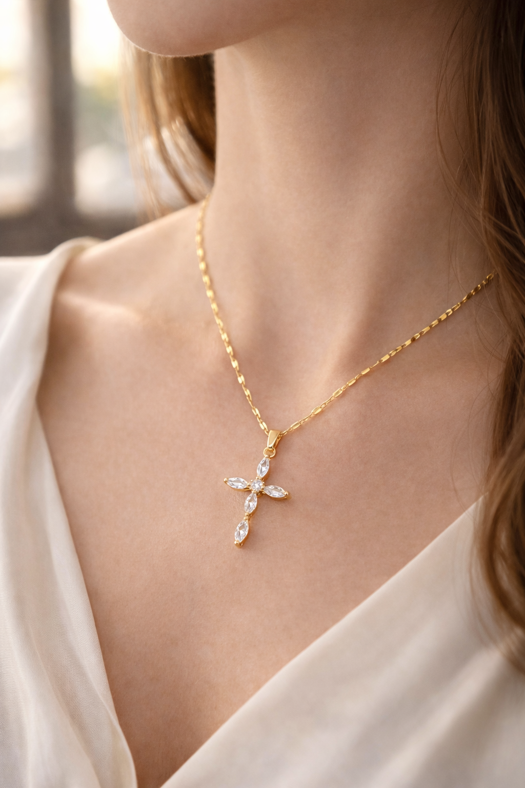 Collier Pendentif Croix Doré – Éclat Précieux & Élégance Divine
