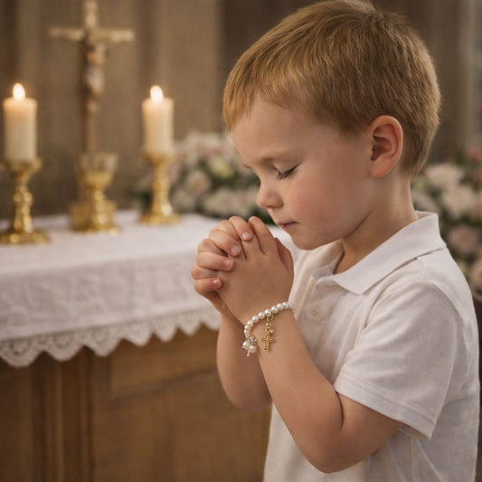 Bracelet fantaisie de perles religieuses — Ailes d’ange et croix perlée, rose ou blanc