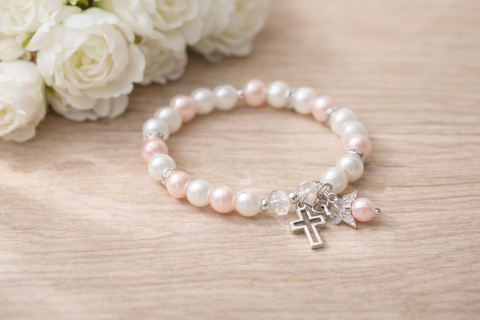 bracelet de perles religieuses blanches avec ailes d’ange et croix perlée – unumsacra