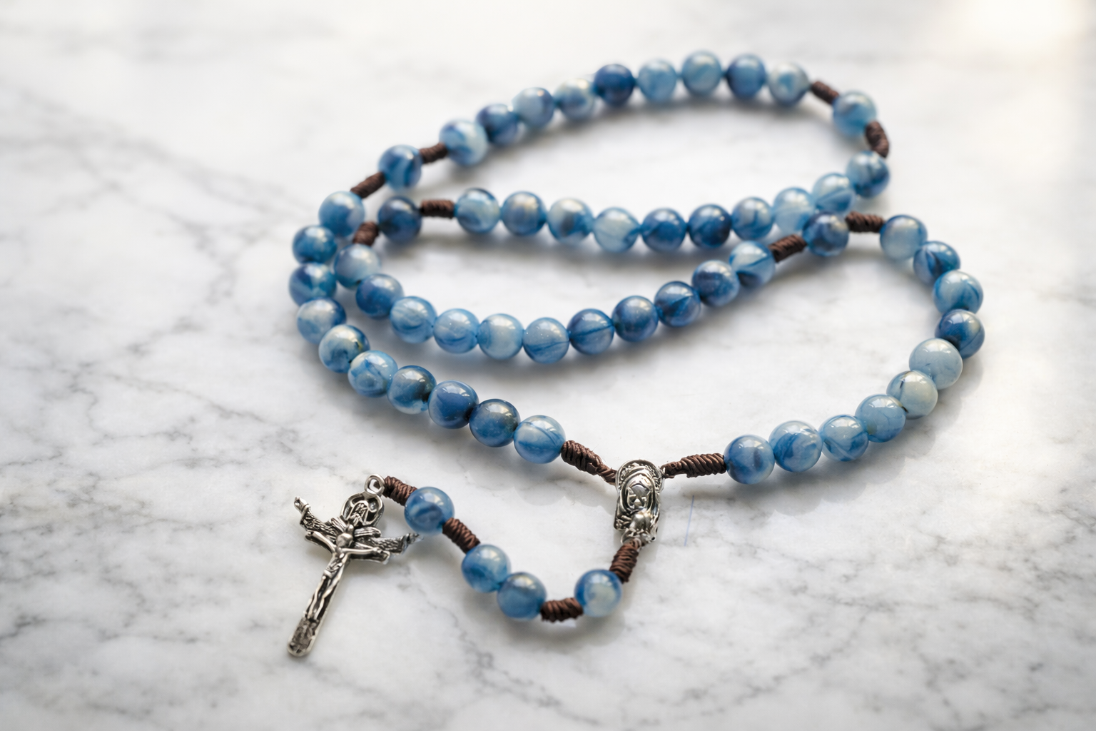 Chapelet Catholique Traditionnel Bleu Marbré – Perles en Verre & Croix Métallique