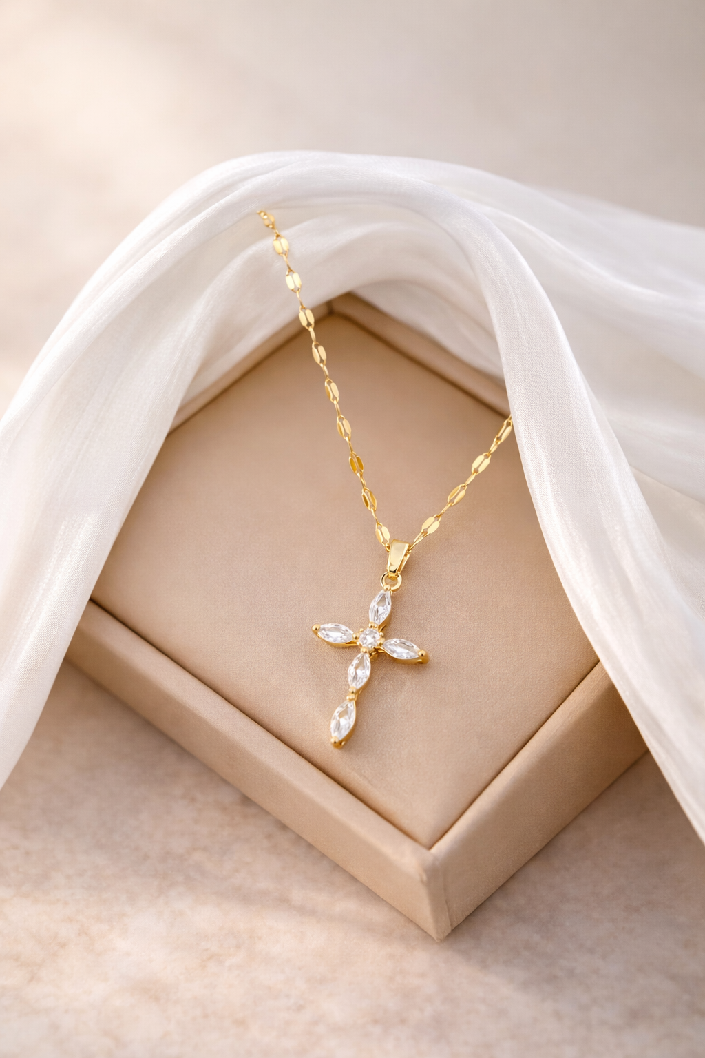Collier Pendentif Croix Doré – Éclat Précieux & Élégance Divine