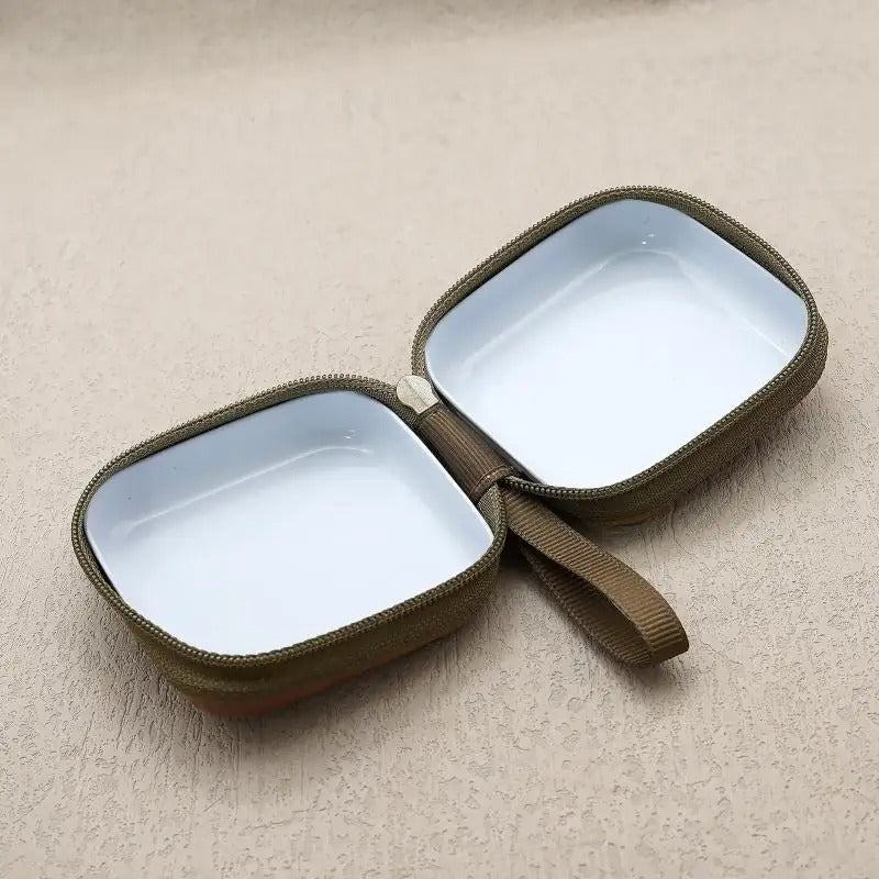 sac enfant ouvert avec chapelet à l’intérieur