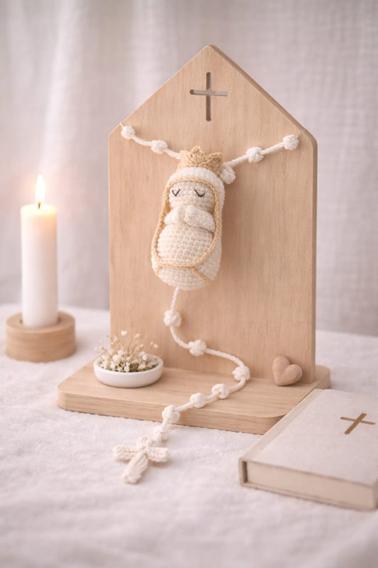 chapelet posé dans un coin de prière ou décor maison