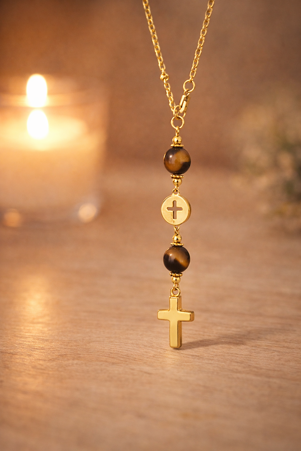 Breloque de Voiture Croix Dorée – Suspension Catholique avec Perles Œil de Tigre pour Rétroviseur