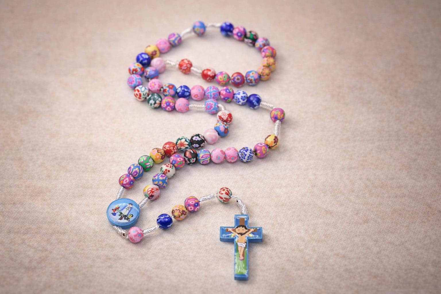chapelet enfant en argile polymère avec croix catholique, perles colorées – unumsacra