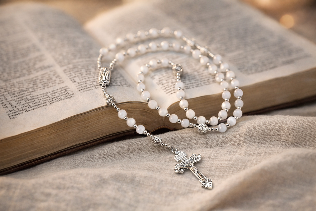 Chapelet Perles Roses et Œil de Chat Blanc – Bijou Catholique Mixte