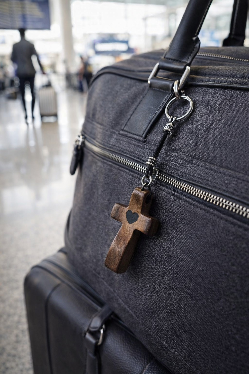 Breloque croix à accrocher sur un sac