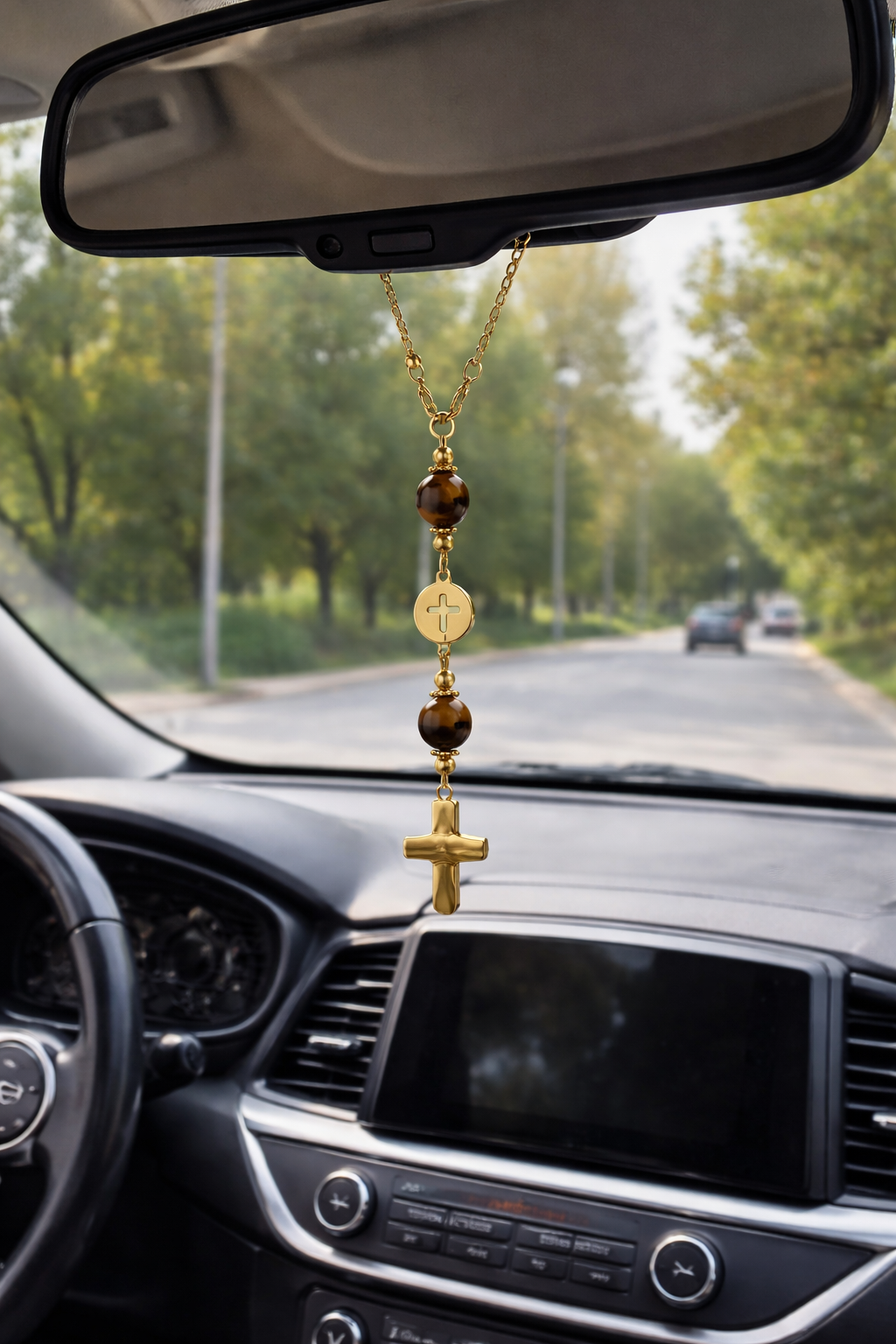 Breloque de Voiture Croix Dorée – Suspension Catholique avec Perles Œil de Tigre pour Rétroviseur